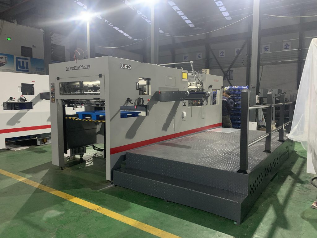 Automatic carton die cutting machine